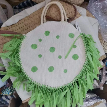 Bolsa redonda de bordados de papel verde com borlas
