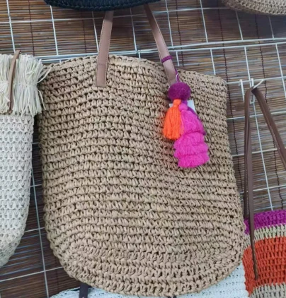 Bolsa feminina tecida à mão com bolas coloridas