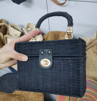 Bolsa Crossbody Preta em Rattan Natural