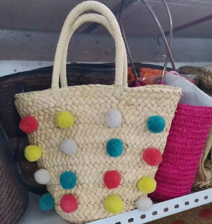 Bolas coloridas bolsa de palha feita à mão
