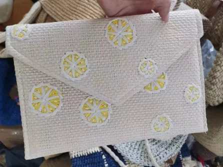 Bolsa de embreagem feminina com bordado de papel