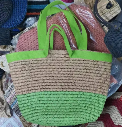 Fita de algodão lida com uma bolsa de palha grande