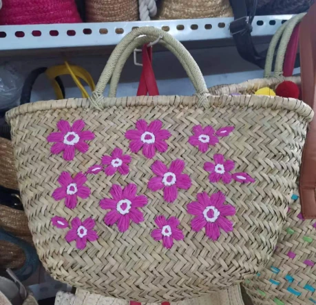 Bolsa de palha natural com bordado de flor