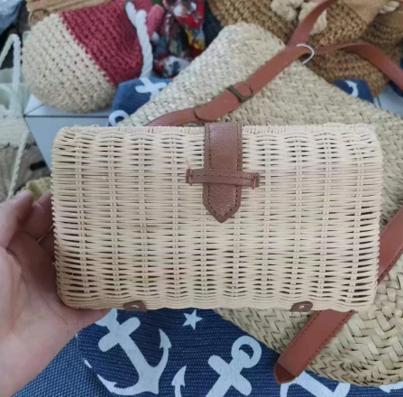 Bolsa pequena de vime tecida à mão