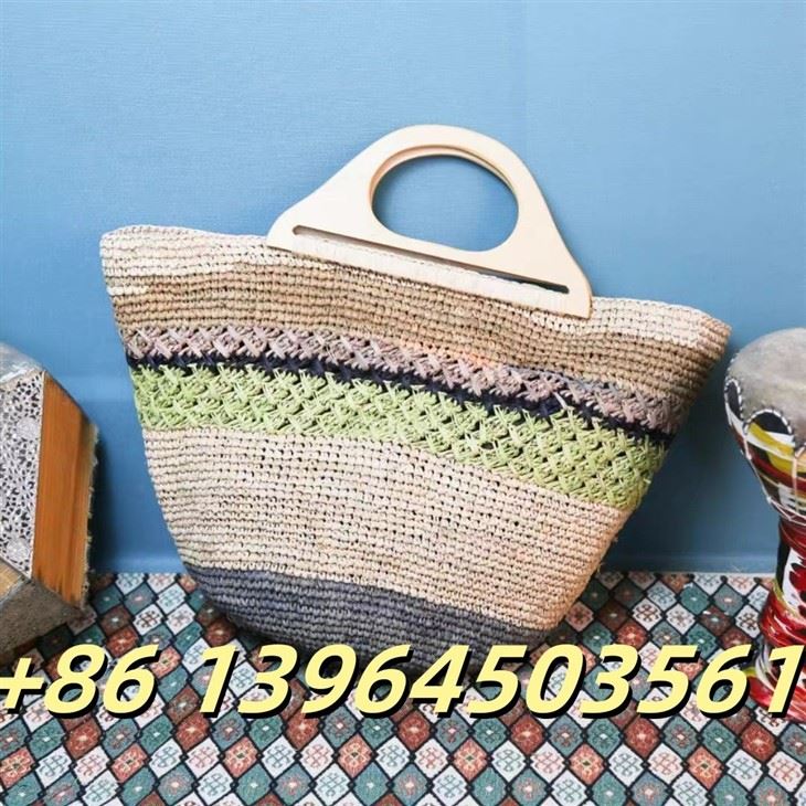 Bolsa de rafia com alças de madeira