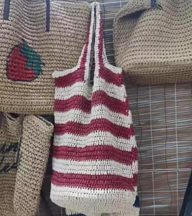 Sacola de compras de palha de papel artesanal de crochê com listra vermelha
