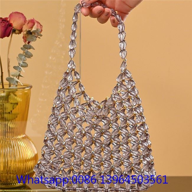 Bolsa de ombro com corrente de acrílico tecida à mão
