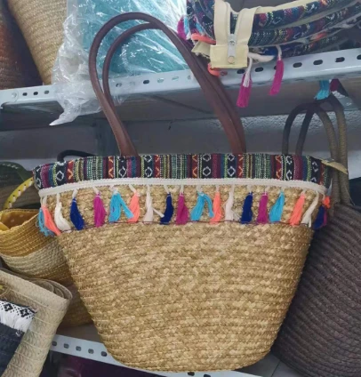 Bolsa de palha de trigo de borla colorida