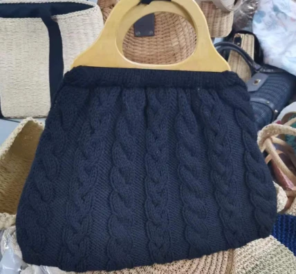 Bolsa feminina de lã preta com alças de madeira