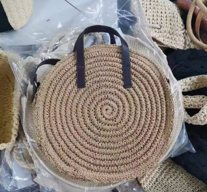 Bolsa transversal pequena redonda marrom para menina