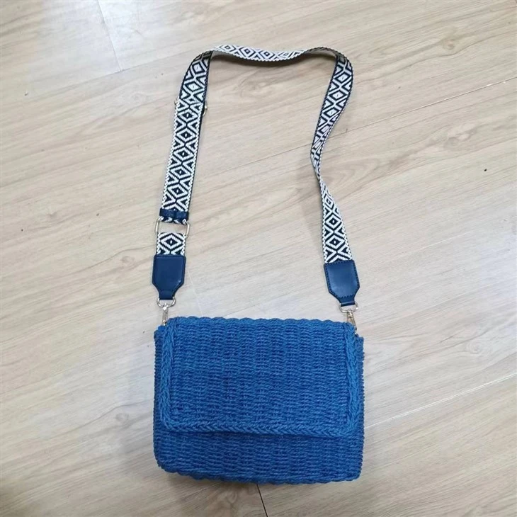 Bolsa de palha azul transversal com fita