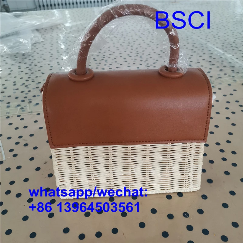 Comprador de bolsa de palha tecida chique
