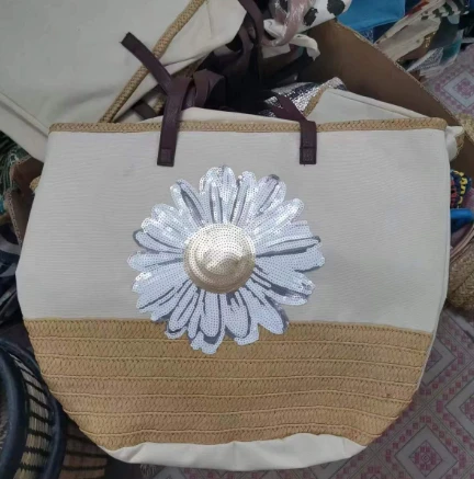 Bolsa de praia grande com bordado de lantejoulas