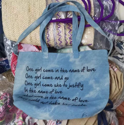 Bolsa feminina de tecido jeans com duas alças