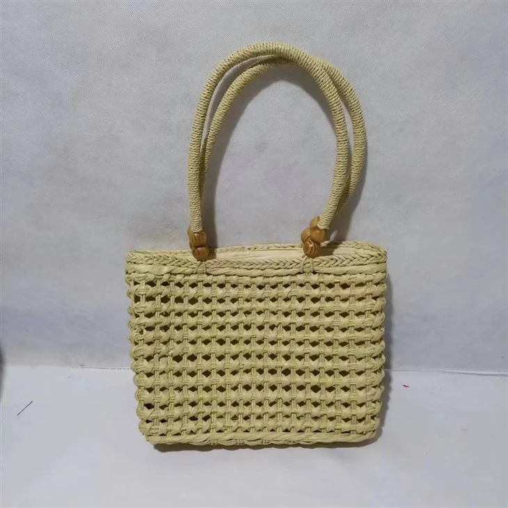 Bolsa feminina bege de palha vazada feita à mão