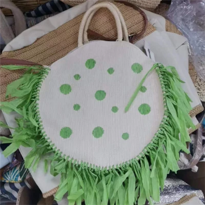 Bolsa redonda de bordados de papel verde com borlas