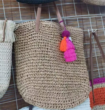 Bolsa feminina tecida à mão com bolas coloridas