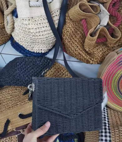 Bolsa Crossbody tecida à mão em papel com moldura de ferro