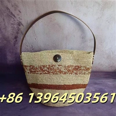 Bolsa de rafia do ombro tecida à mão