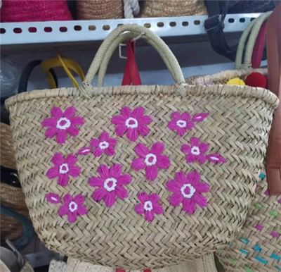 Bolsa de palha natural com bordado de flor