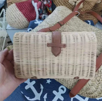 Bolsa pequena de vime tecida à mão