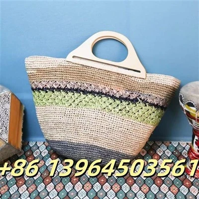 Bolsa de rafia com alças de madeira