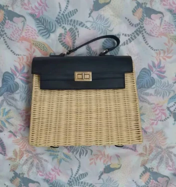 Bolsa feminina quadrada de rattan