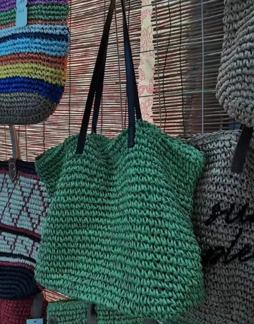 Saco de palha de verão tecido à mão em papel verde