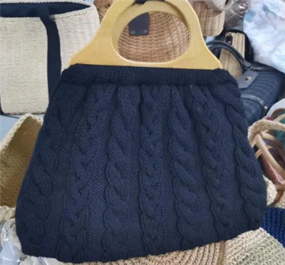 Bolsa feminina de lã preta com alças de madeira