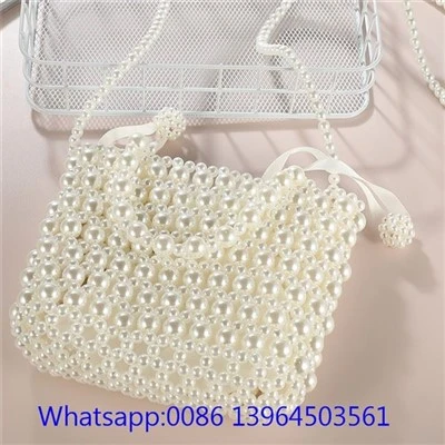 Bolsa de pérolas brancas feita à mão