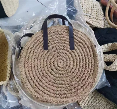 Bolsa transversal pequena redonda marrom para menina