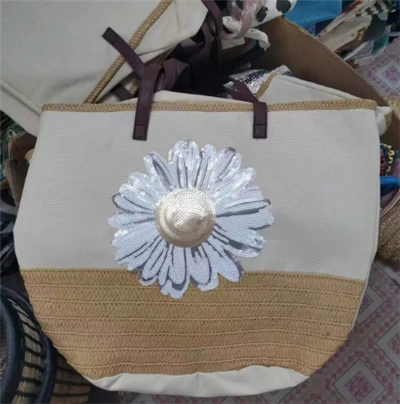 Bolsa de praia grande com bordado de lantejoulas