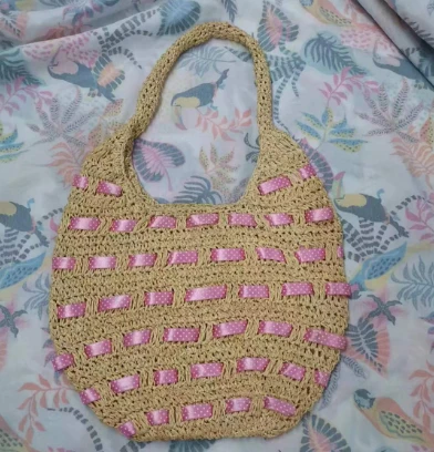 Bolsa de ombro de palha de crochê de papel de fita