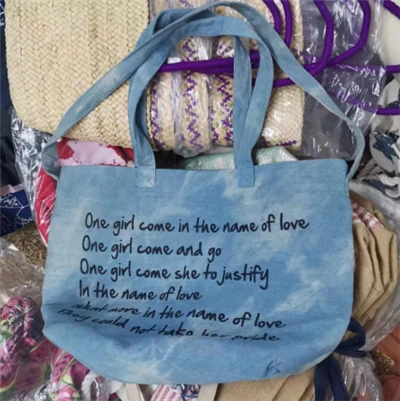 Bolsa feminina de tecido jeans com duas alças